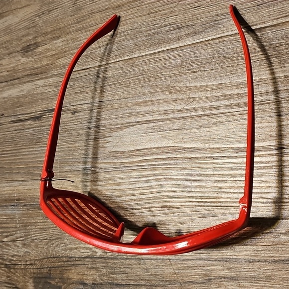 2010s Uv Resistant Red Shutter Sunglasses - Picture 2 of 4